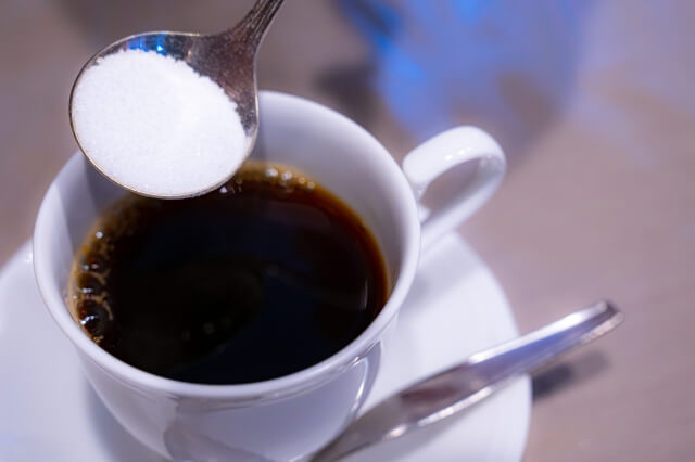 コーヒーに砂糖を入れる